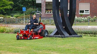 IS 2600 nulla fordulókörös fűnyíró traktor