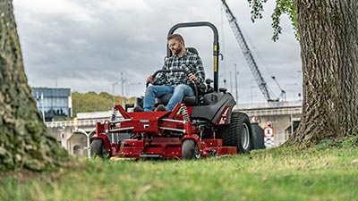 Kosiarka ISX 3300 z zerowym promieniem skrętu