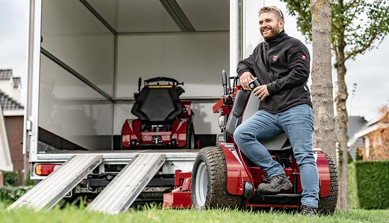 Kosiarka Ferris Stand-on ładowana na przyczepę