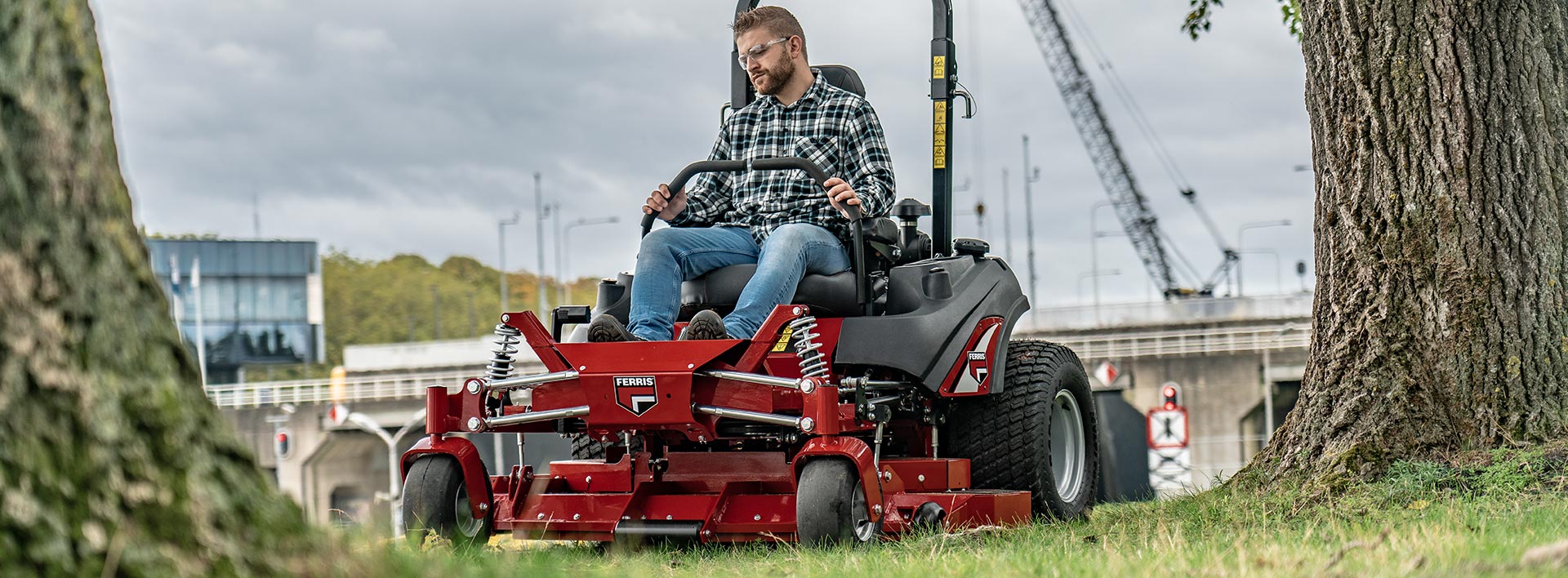 Le professionnel tond avec une tondeuse commerciale zéro turn Ferris.