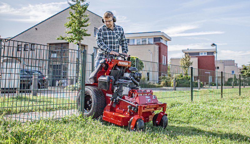 Ferris-EU-Feature-Tile-Stand-On-Mower